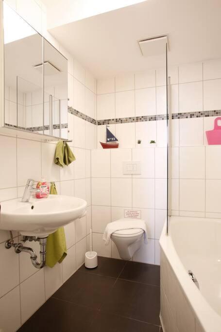 Sunny Apartment At Rostock - Pink Экстерьер фото
